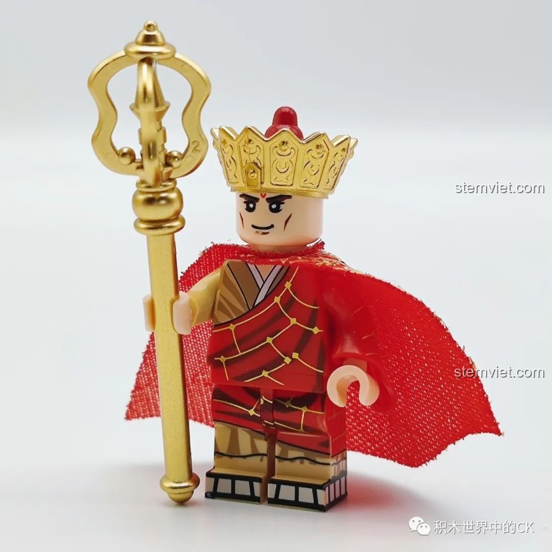 Minifigure Đường Tăng đã lắp ráp hoàn chỉnh, mặc áo cà sa đỏ, đội mũ tỳ lư, tay cầm tích trượng vàng.