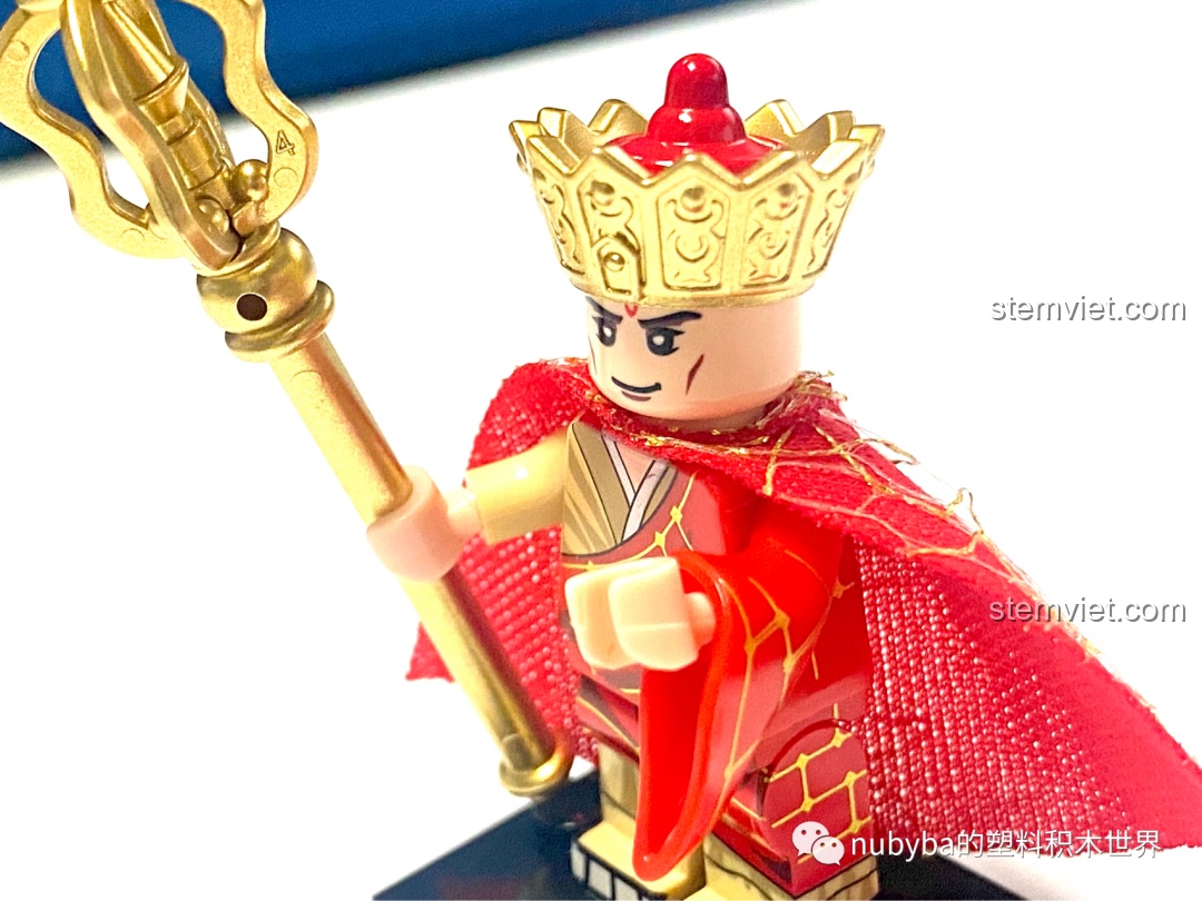 Minifigure Đường Tăng sau khi lắp ráp hoàn chỉnh, nổi bật với chiếc mũ Tỳ Lư và áo cà sa đỏ có họa tiết vàng.