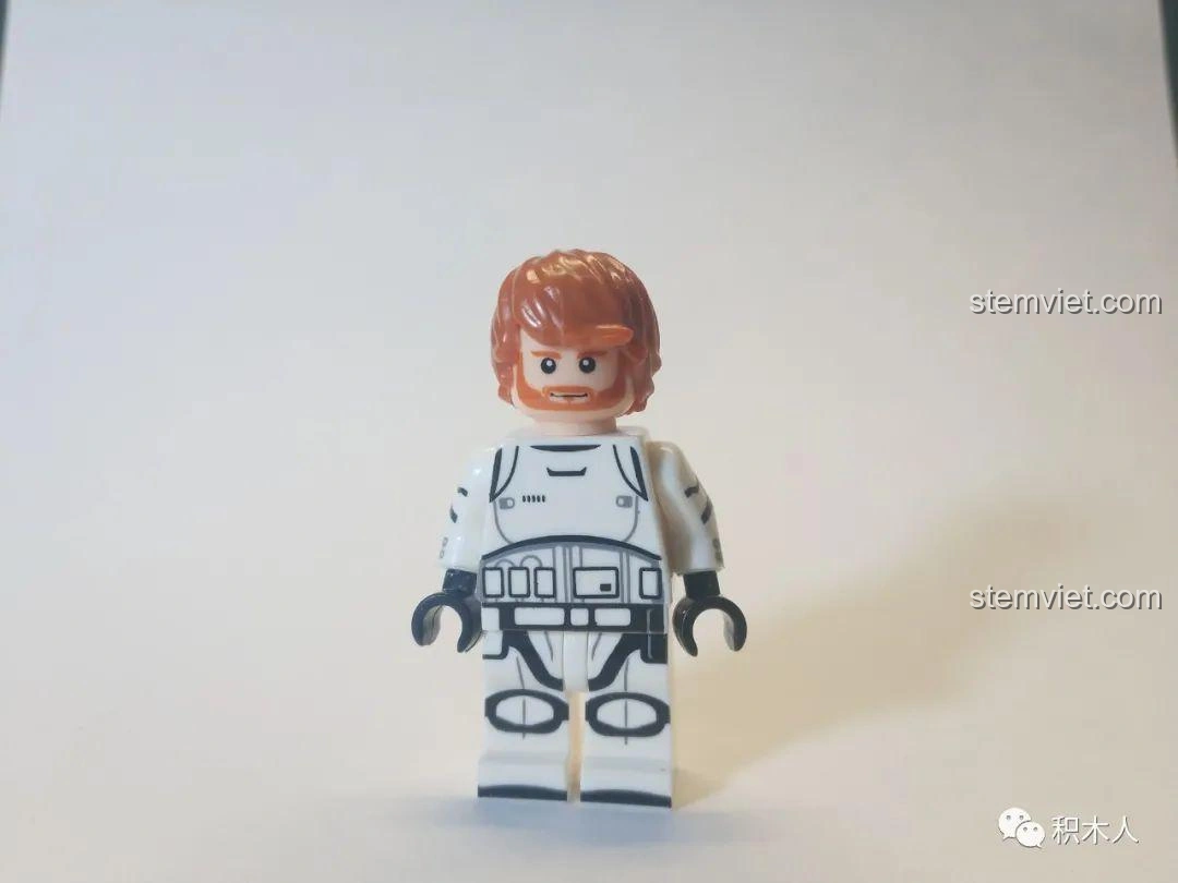 Minifigure Ed Sheeran với thân Stormtrooper, thể hiện khả năng kết hợp và tùy biến sáng tạo.