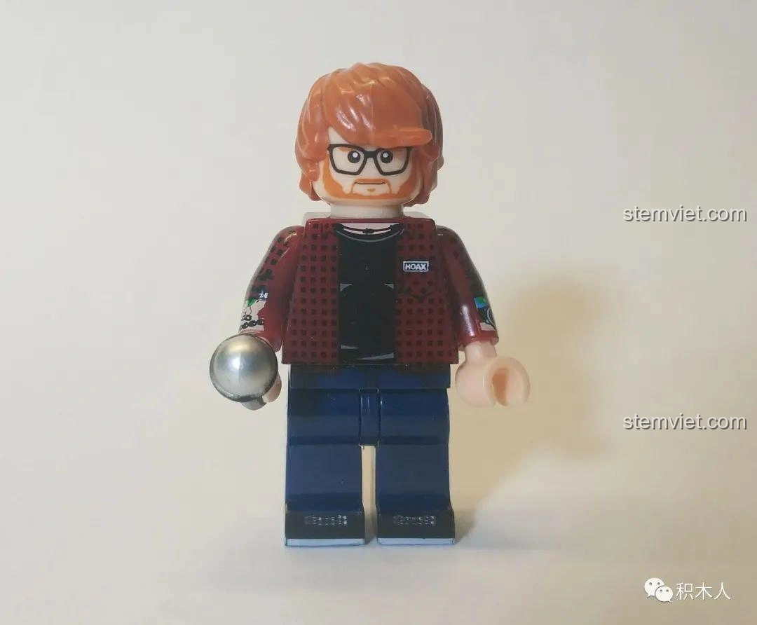 Minifigure Ed Sheeran WM987 với áo kẻ caro đỏ, quần jean xanh và kính, tái hiện hình ảnh quen thuộc của ca sĩ.