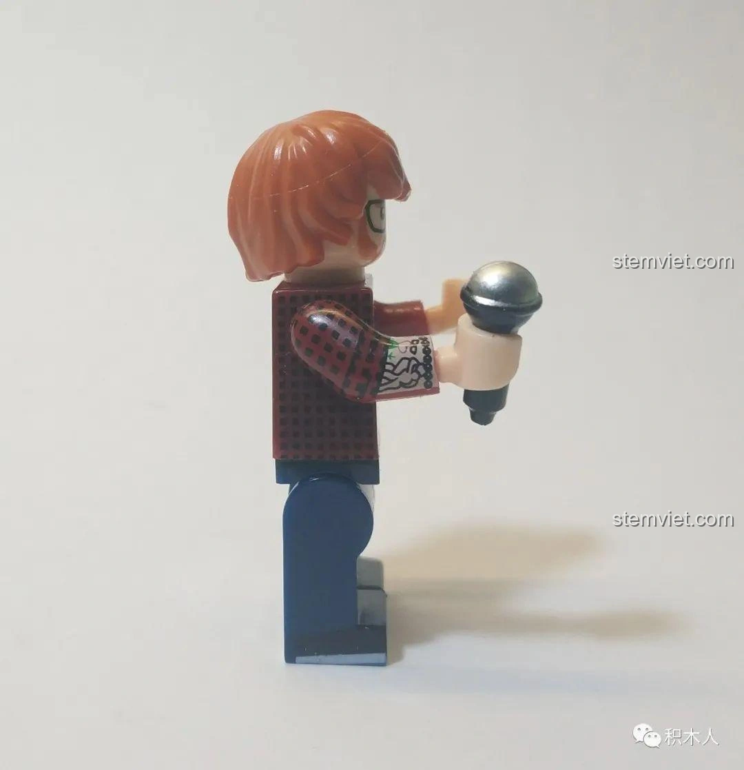 Cận cảnh minifigure Ed Sheeran WM987 từ góc nghiêng, cầm micro, cho thấy chi tiết in ấn trên cánh tay.