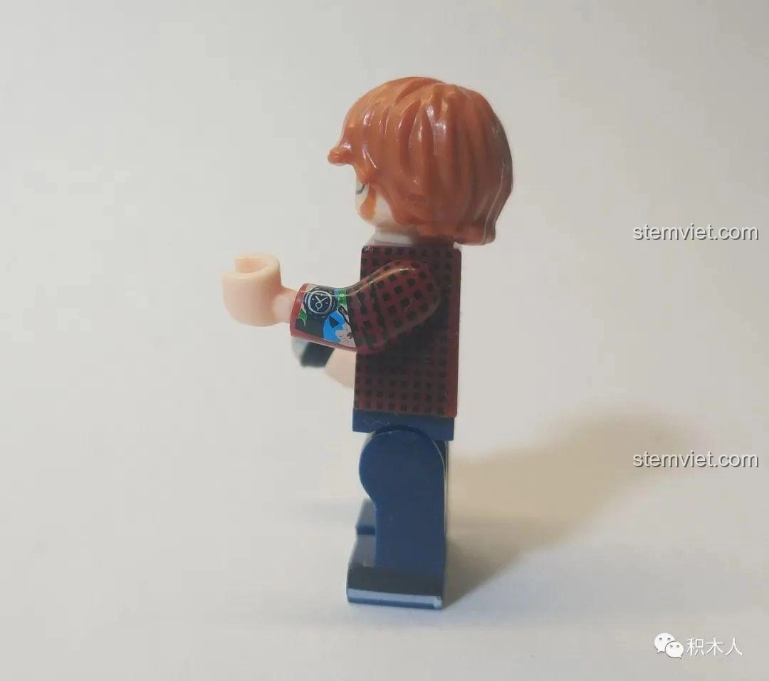 Chi tiết hình xăm trên cánh tay của minifigure Ed Sheeran WM987, thể hiện sự tinh xảo trong in ấn.