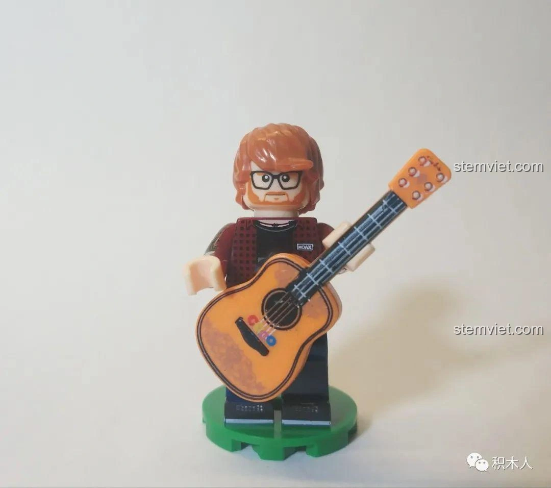 Minifigure Ed Sheeran WM987 cầm cây đàn guitar, phụ kiện không thể thiếu của ca sĩ.