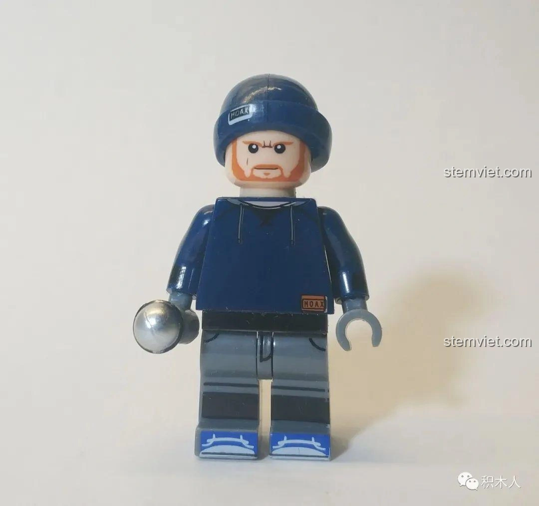 Minifigure Ed Sheeran WM988 với áo hoodie xanh, quần xám và mũ len, phong cách đời thường của ca sĩ.