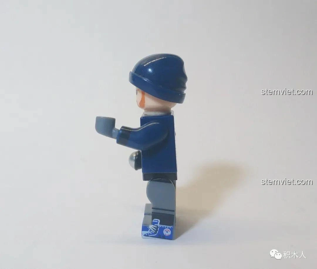 Góc nghiêng của minifigure Ed Sheeran WM988, cho thấy chi tiết in ấn trên cánh tay và giày.