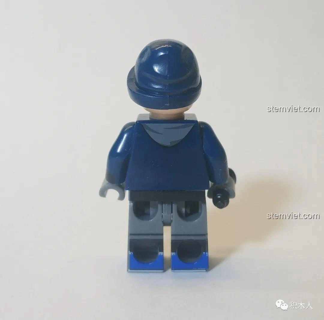 Mặt sau của minifigure Ed Sheeran WM988, thể hiện chi tiết in ấn trên lưng áo hoodie.