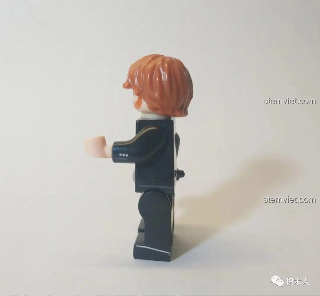 Góc nghiêng của minifigure Ed Sheeran WM989, cho thấy chi tiết in ấn trên tay áo vest.