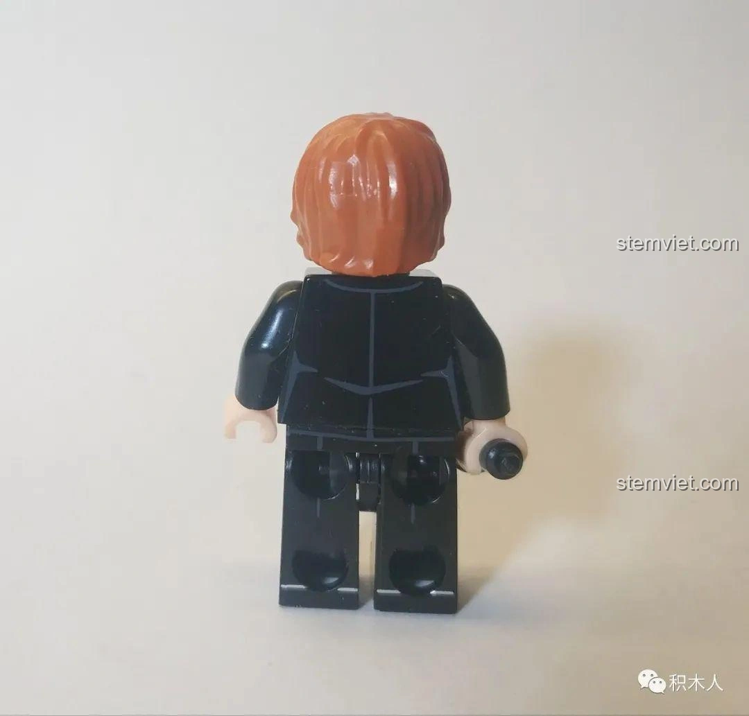 Mặt sau của minifigure Ed Sheeran WM989, thể hiện chi tiết in ấn trên lưng áo vest.
