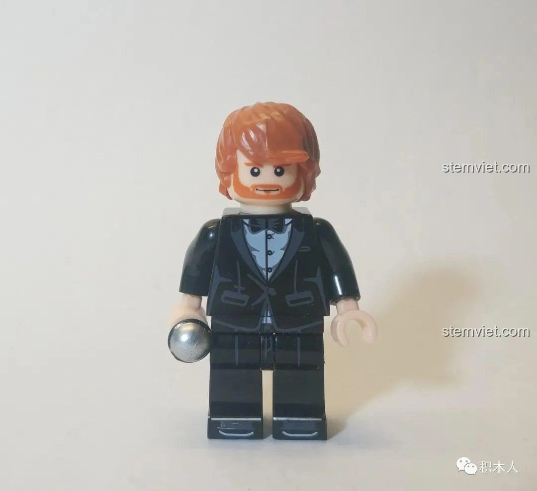 Minifigure Ed Sheeran WM989 trong bộ vest đen lịch lãm và nơ, phong cách dự tiệc sang trọng.