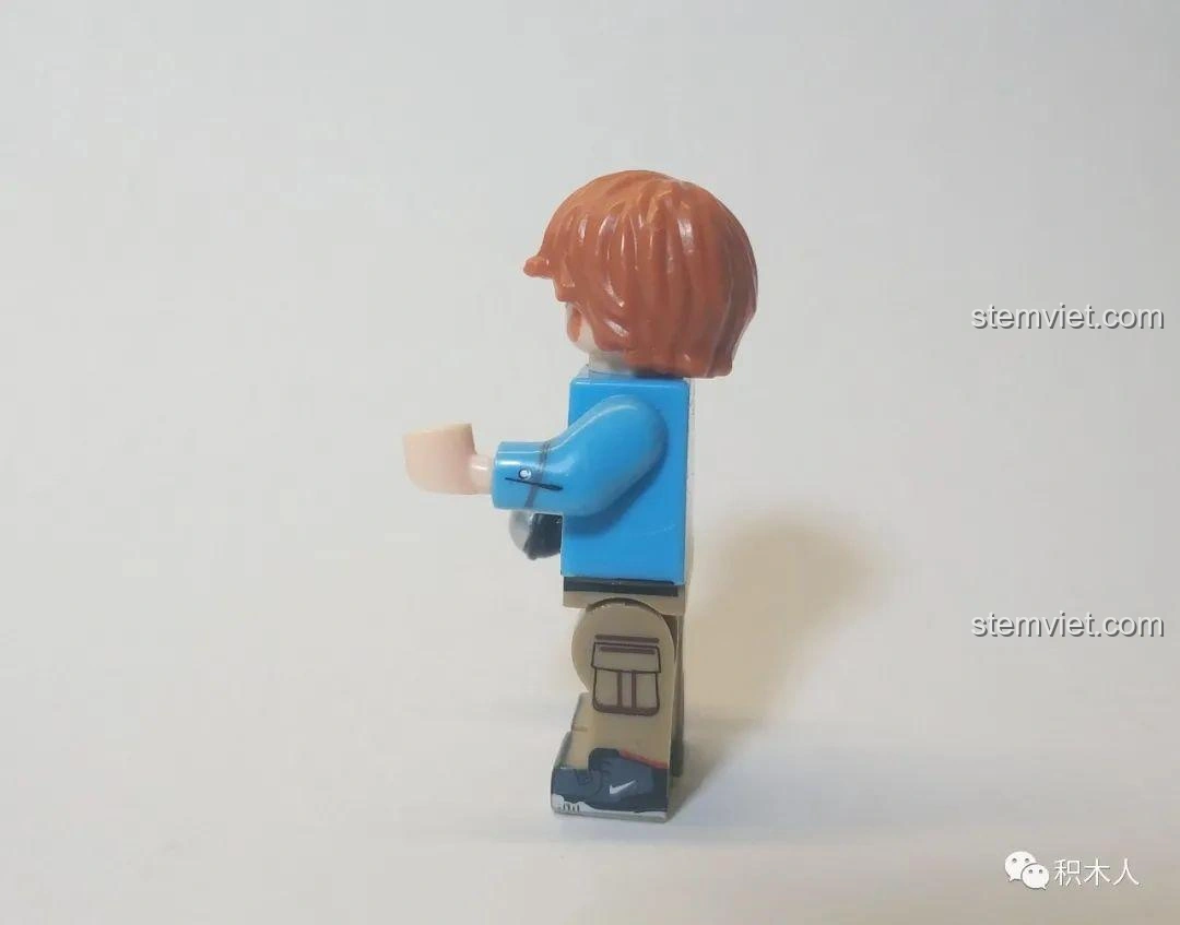 Góc nghiêng của minifigure Ed Sheeran WM990, cận cảnh chi tiết in logo Nike trên giày.