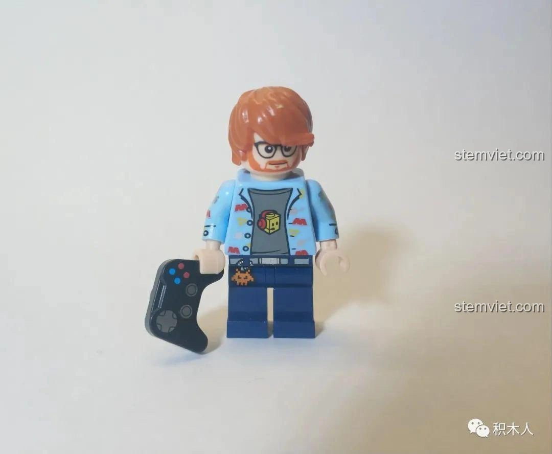 Minifigure Ed Sheeran WM990 cầm tay cầm chơi game, thể hiện khả năng tùy biến nhân vật.
