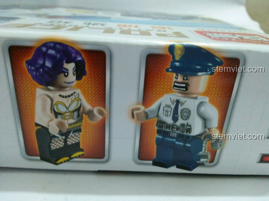 Cận cảnh hình ảnh hai minifigure cảnh sát và tội phạm trên hộp Enlighten 1906, điểm nhấn của bộ đồ chơi.