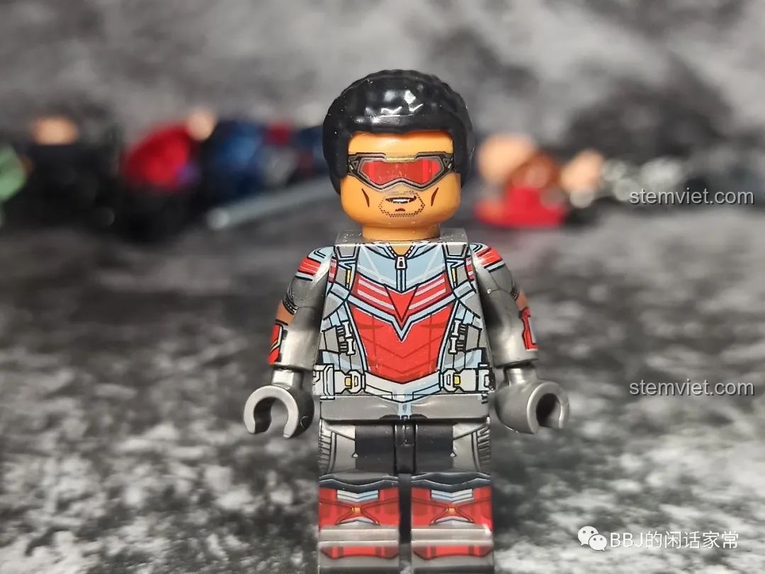 Cận cảnh minifigure Falcon WM2166 trong bộ WM 6117, với bộ trang phục mới nhất từ series truyền hình.