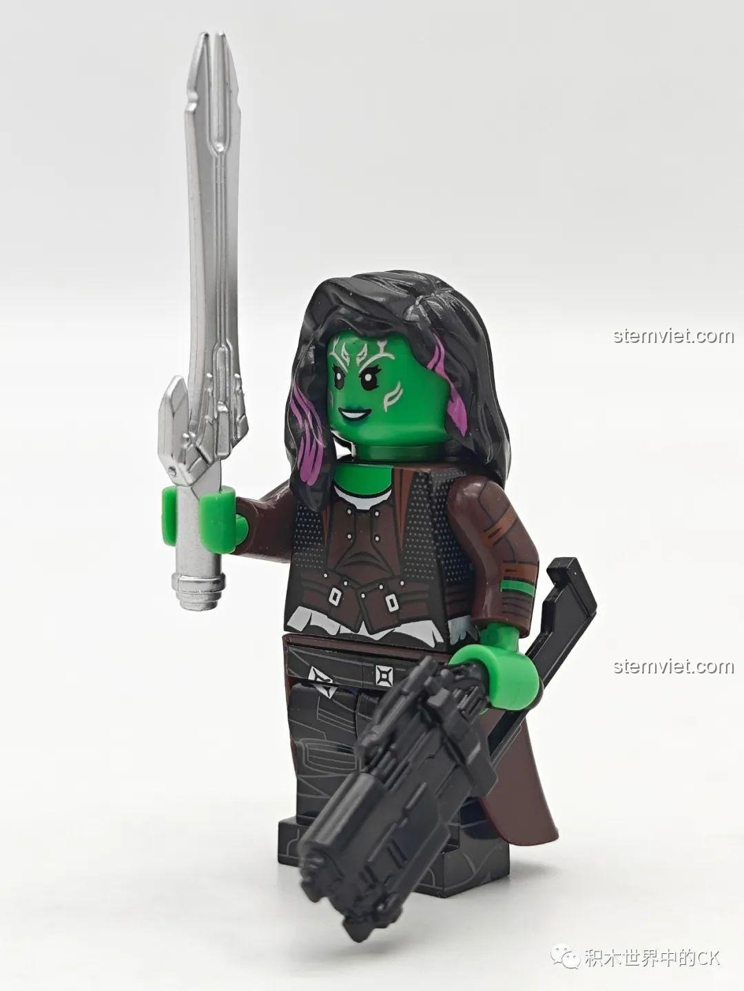 Minifigure Gamora KORUIT XP-537 cầm kiếm và súng, thể hiện sự mạnh mẽ, một món đồ chơi lắp ráp cho các bé yêu thích hành động.