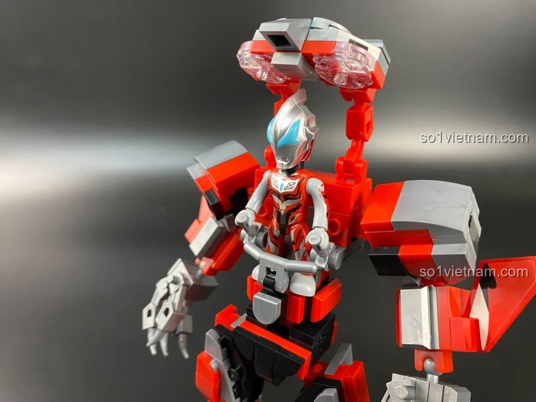 Minifigure Ultraman Geed được đặt vào bên trong buồng lái ở ngực của mecha, sẵn sàng chiến đấu.