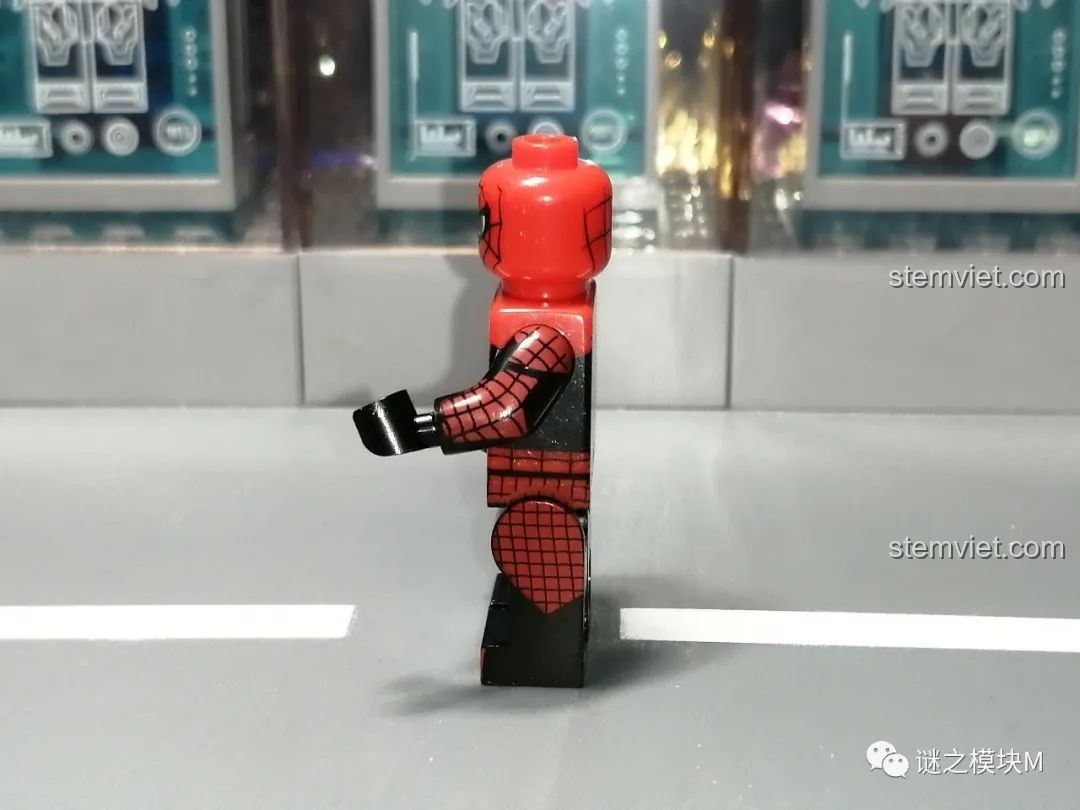 Minifigure Ghost Spider từ bộ lắp ráp Sách Người Nhện SY1461, góc nhìn mặt bên.