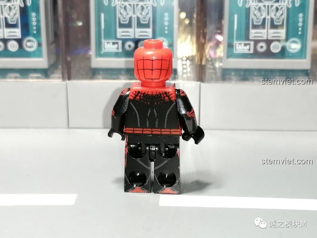 Minifigure Ghost Spider từ bộ lắp ráp Sách Người Nhện SY1461, mặt sau.