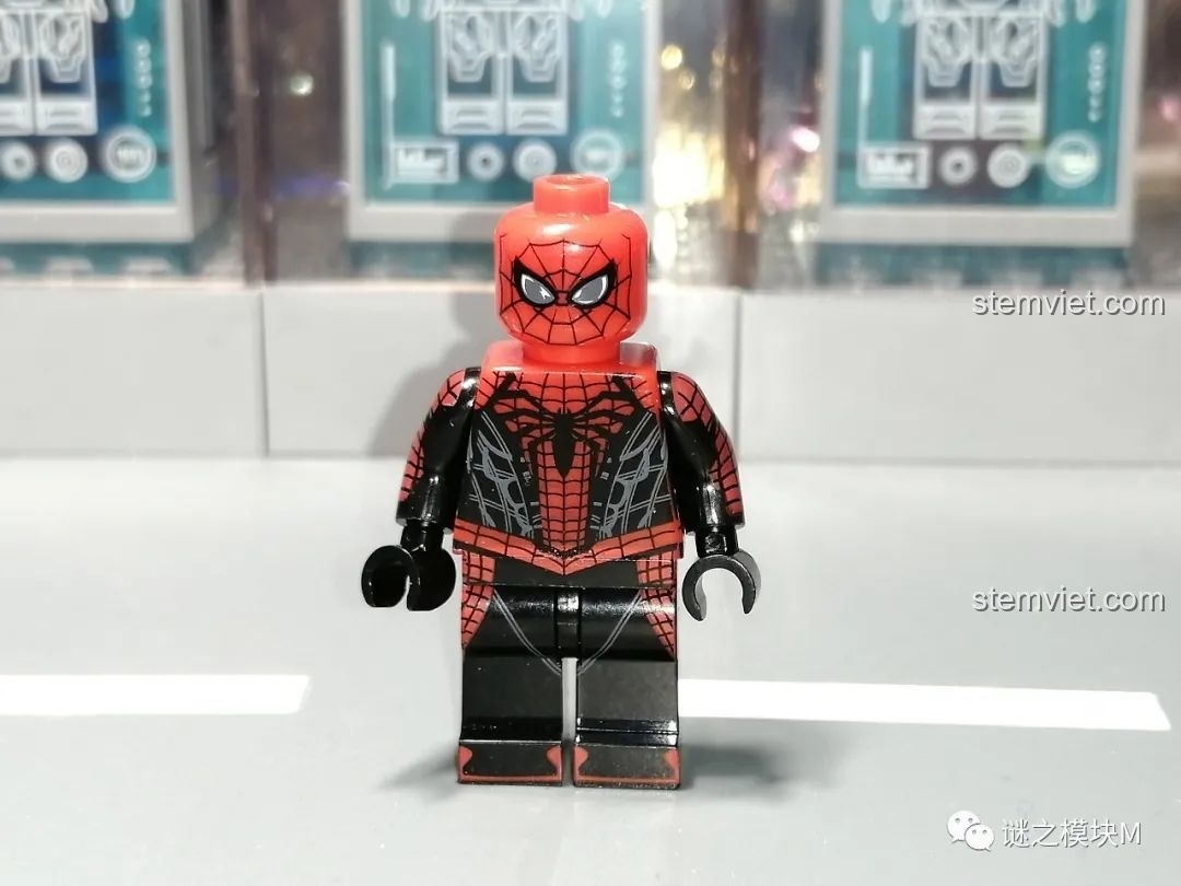 Minifigure Ghost Spider từ bộ lắp ráp Sách Người Nhện SY1461, mặt trước, với thiết kế độc đáo và ngọn lửa xanh.