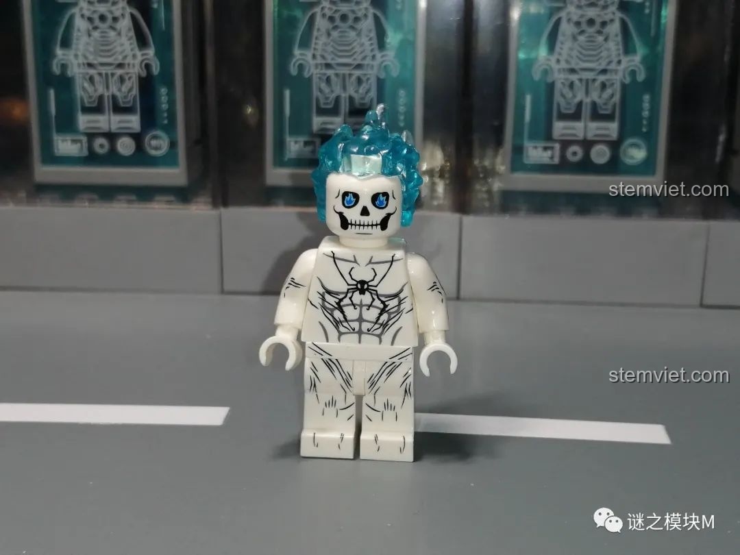 Minifigure Ghost Spider với hiệu ứng lửa xanh, một nhân vật ấn tượng trong bộ đồ chơi lắp ráp Sách Người Nhện SY1461.