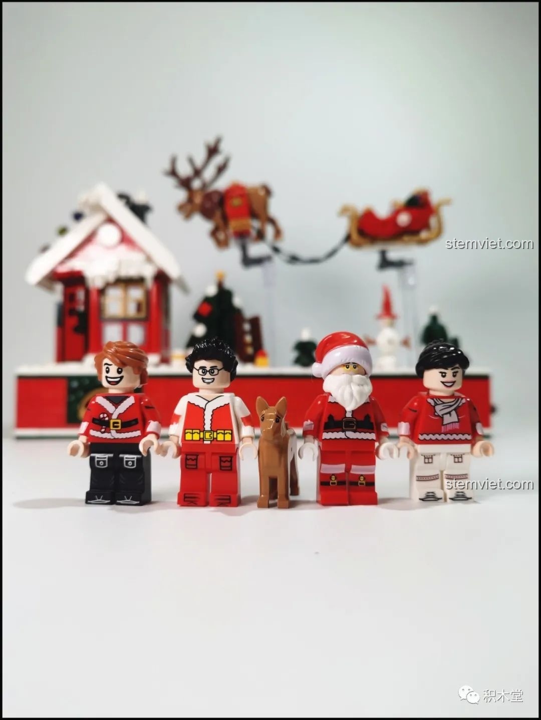 Bốn nhân vật minifigure và chú chó nhỏ của bộ Forange FC6003, tạo nên một cảnh Giáng Sinh sống động.