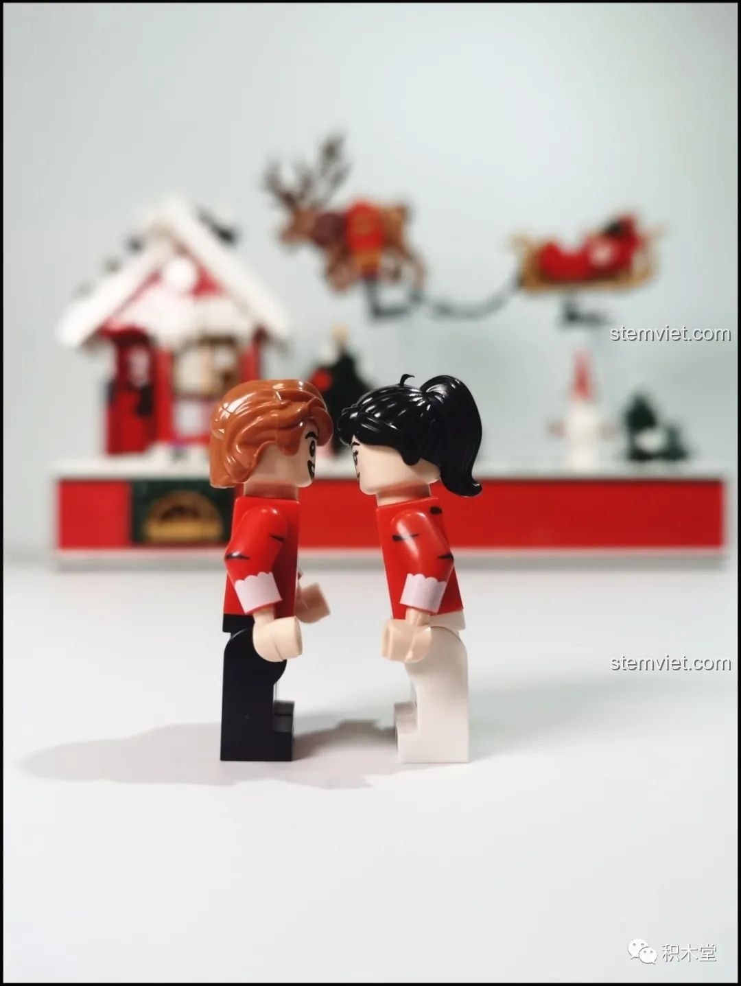 Góc nghiêng của hai nhân vật minifigure Forange FC6003, thể hiện biểu cảm và chi tiết trang phục.