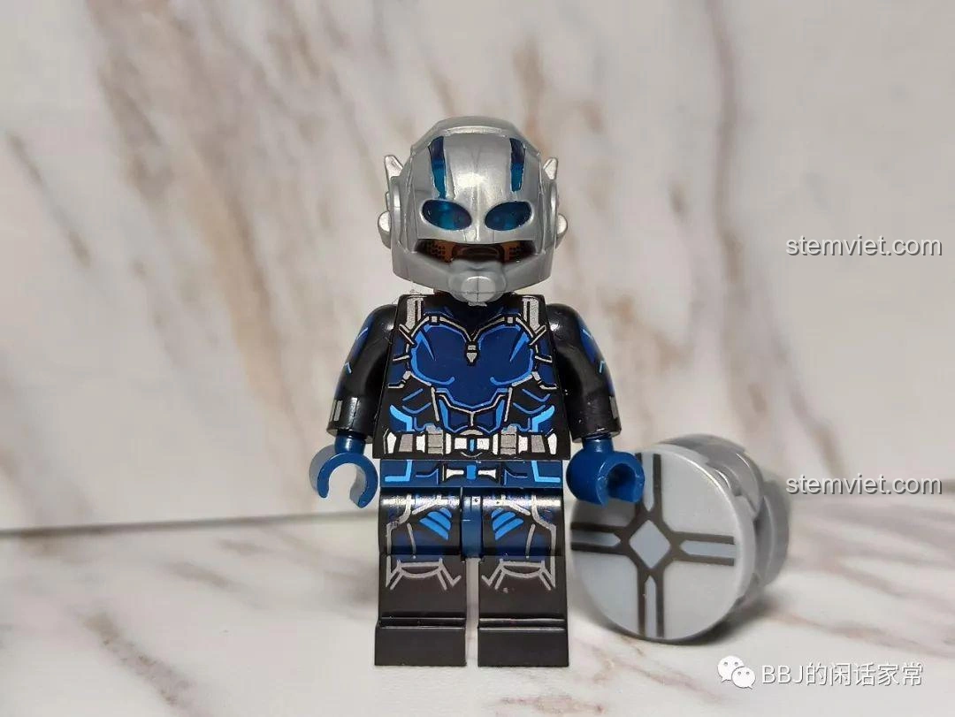 Minifigure Goliath với mũ bảo hiểm đội trên đầu, tạo dáng mạnh mẽ, thể hiện sự hoàn chỉnh của mô hình.