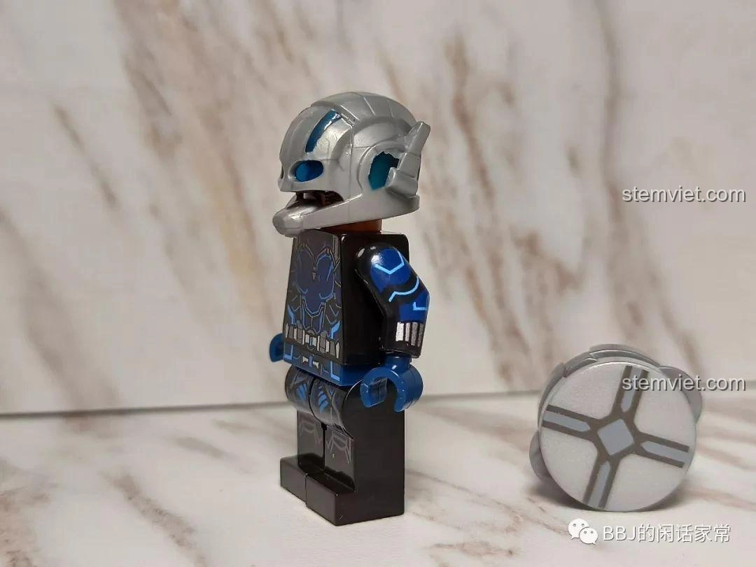 Góc nghiêng của minifigure Goliath, làm nổi bật thiết kế mũ bảo hiểm và chi tiết giáp tay.