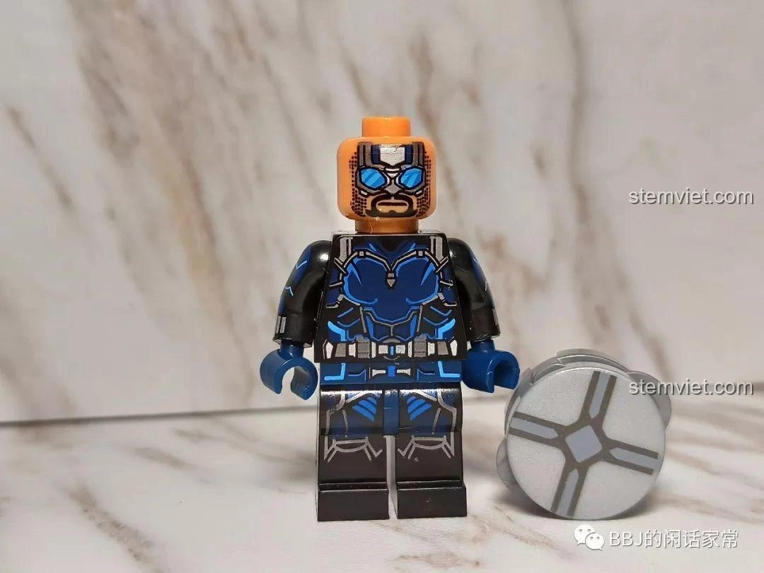 Khuôn mặt thứ hai của minifigure Goliath, với biểu cảm mạnh mẽ và chi tiết mắt kính xanh.