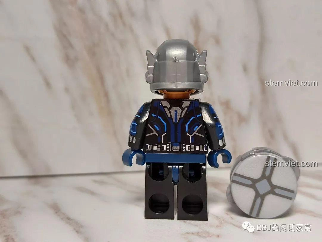 Mặt sau của minifigure Goliath, thể hiện chi tiết in ấn trên lưng giáp và chân.