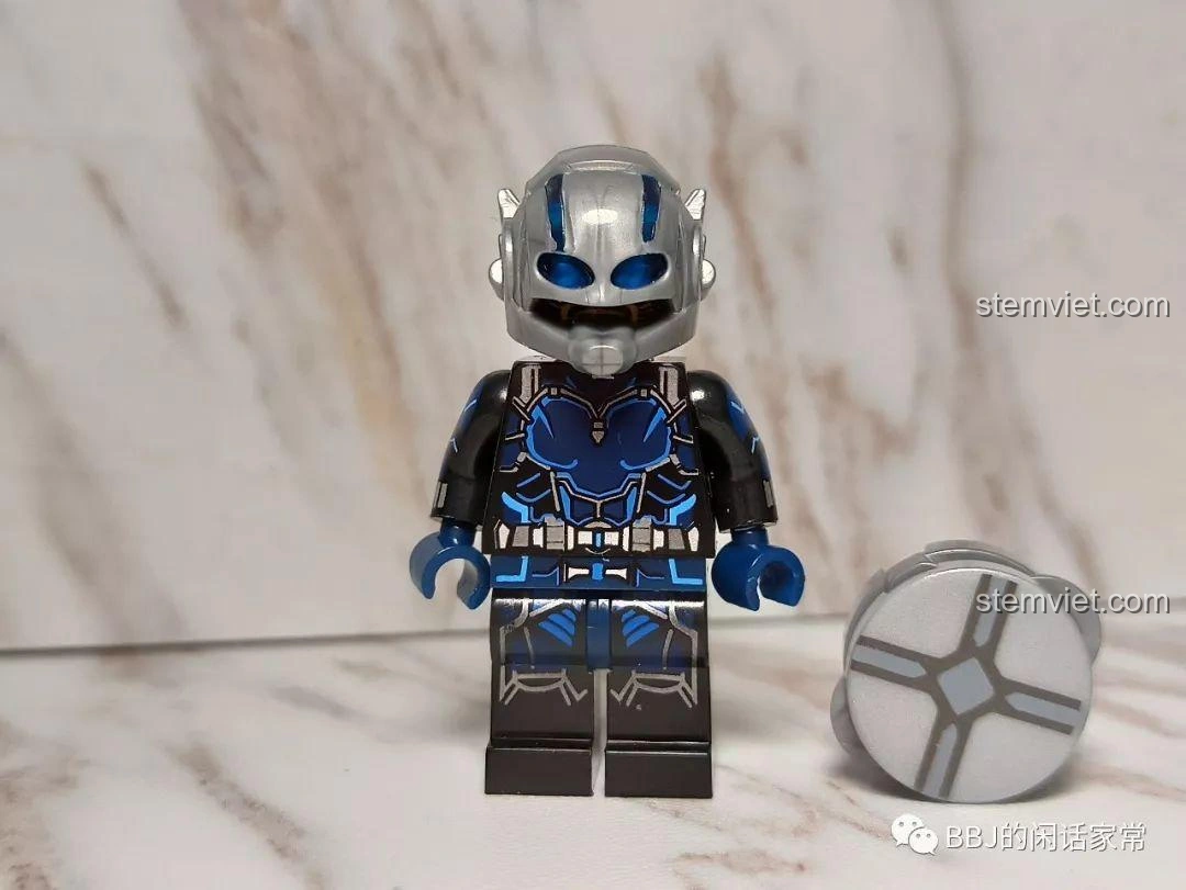 Minifigure Goliath từ bộ XINH X0224 Ant-Man 2, với bộ giáp xanh đen và mũ bảo hiểm độc đáo, chi tiết in ấn sắc nét.