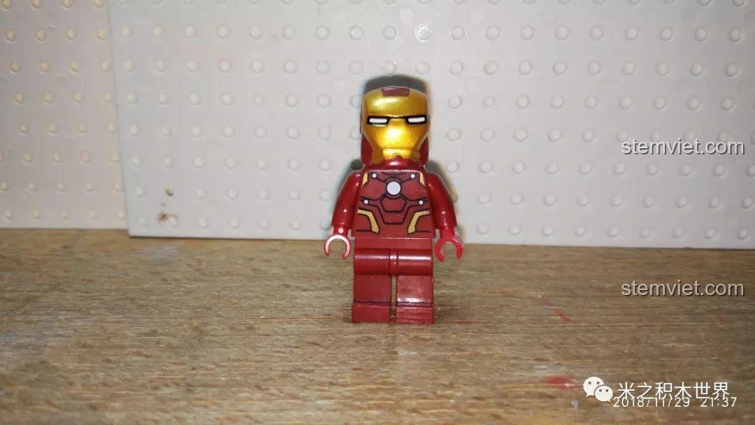 Minifigure Green Lantern Iron Man trên đế trưng bày, giáp xanh lá và vàng, một sự kết hợp độc đáo giữa hai vũ trụ.