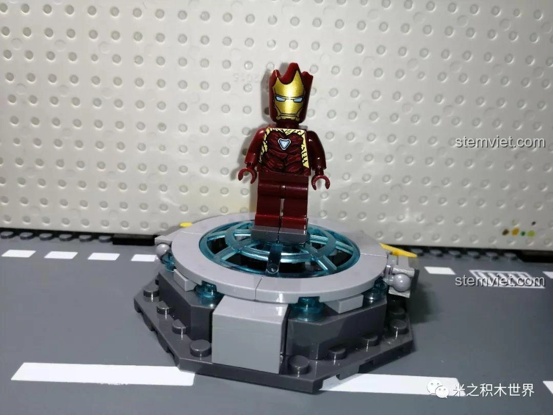 Minifigure Groot MK50 trên đế trưng bày, giáp đỏ vàng với chi tiết cây, một sự kết hợp độc đáo và hài hước.
