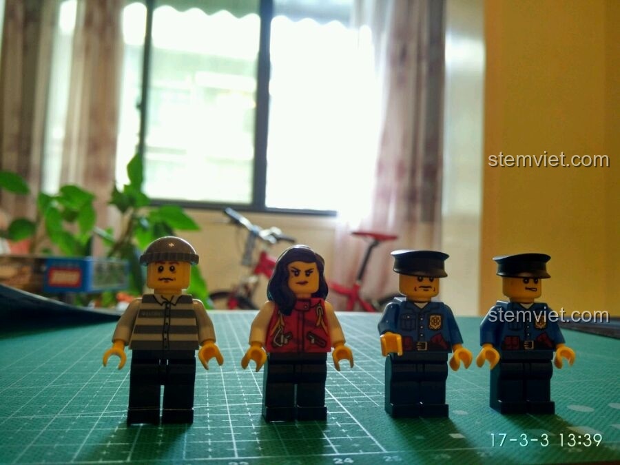 Bốn minifigure của bộ GUDI 9316 Trạm Cảnh Sát Di Động đã được lắp ráp hoàn chỉnh, bao gồm cảnh sát, thường dân và tù nhân.