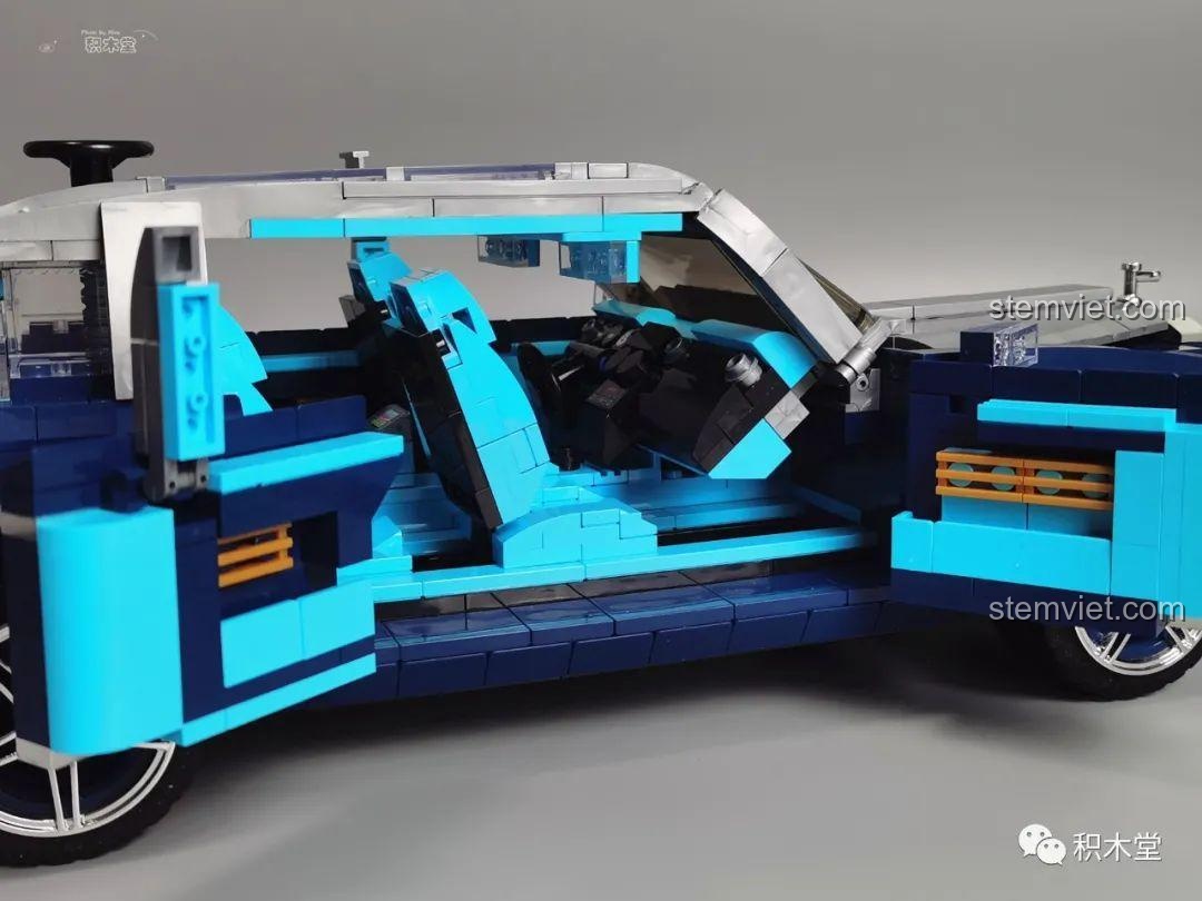 Minifigure ngồi ở hàng ghế sau của Rolls-Royce Cullinan Mould King 10017.