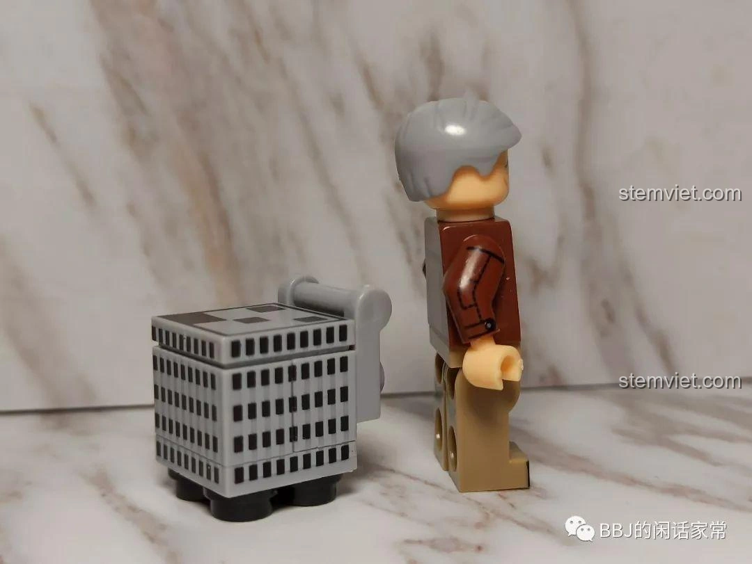 Góc nghiêng của minifigure Hank Pym đời thường, thể hiện chi tiết trang phục và phụ kiện phòng thí nghiệm.