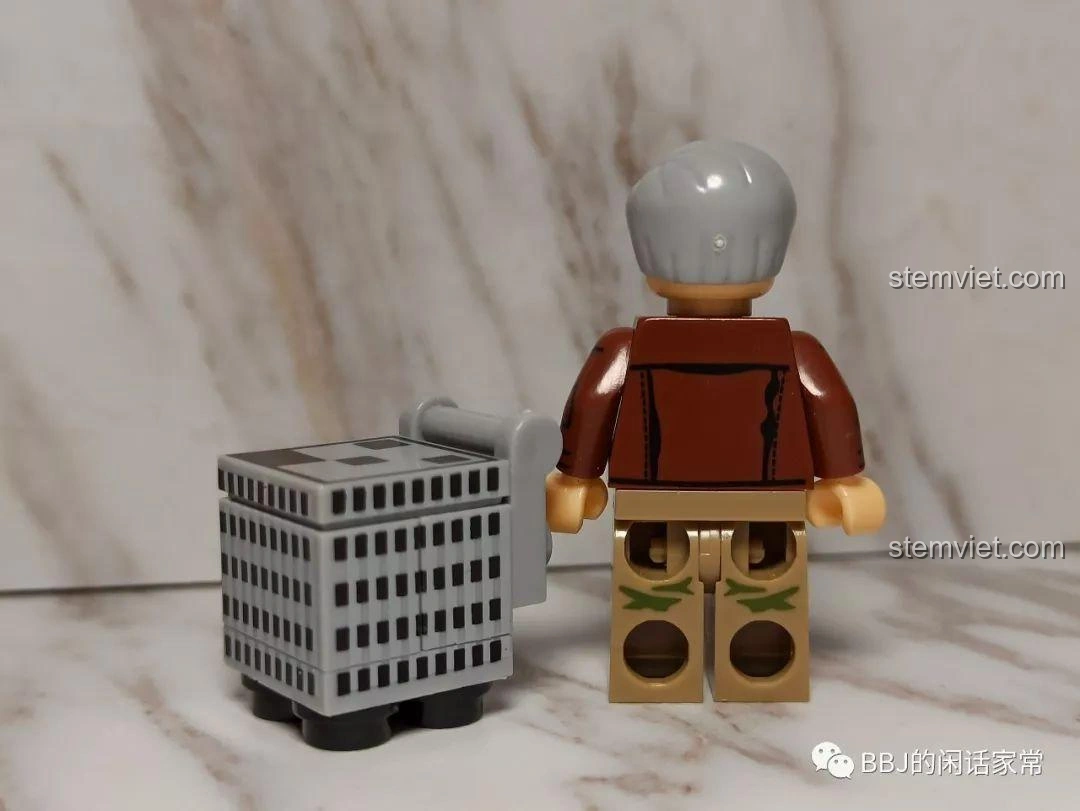 Mặt sau của minifigure Hank Pym đời thường, cho thấy chi tiết in ấn trên áo khoác và quần.