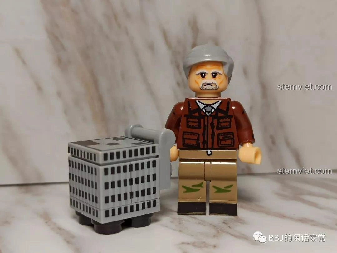 Minifigure Hank Pym phiên bản đời thường từ XINH X0224 Ant-Man 2, kèm theo mô hình phòng thí nghiệm thu nhỏ có in ấn.