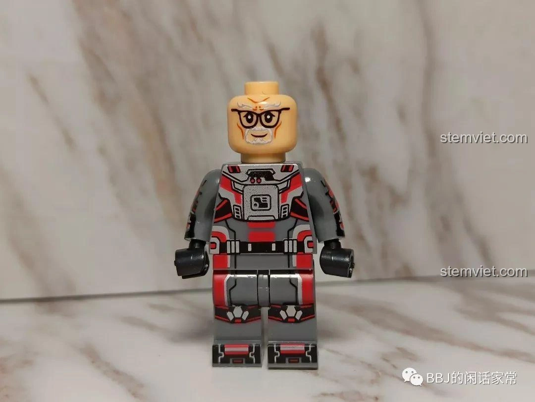 Khuôn mặt của minifigure Hank Pym không đội mũ, với biểu cảm chân thực và chi tiết kính mắt.