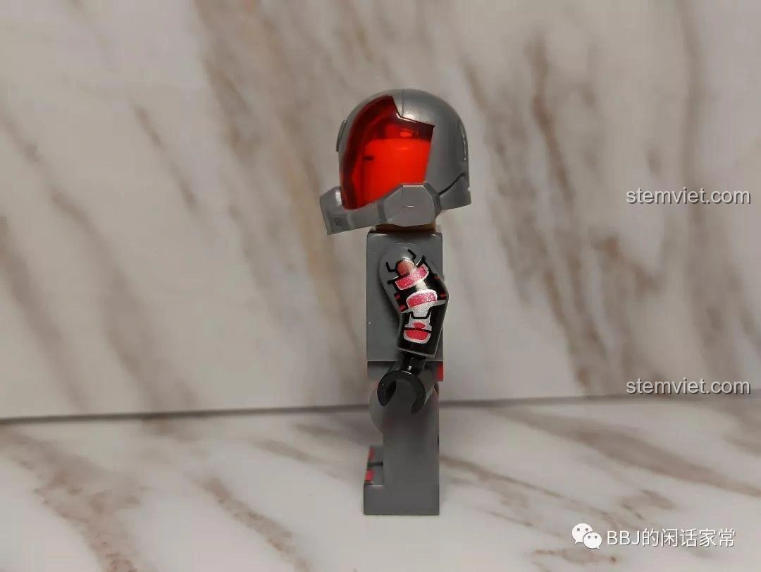 Góc nghiêng của minifigure Hank Pym Quantum Suit, làm nổi bật thiết kế mũ bảo hiểm và chi tiết tay áo.