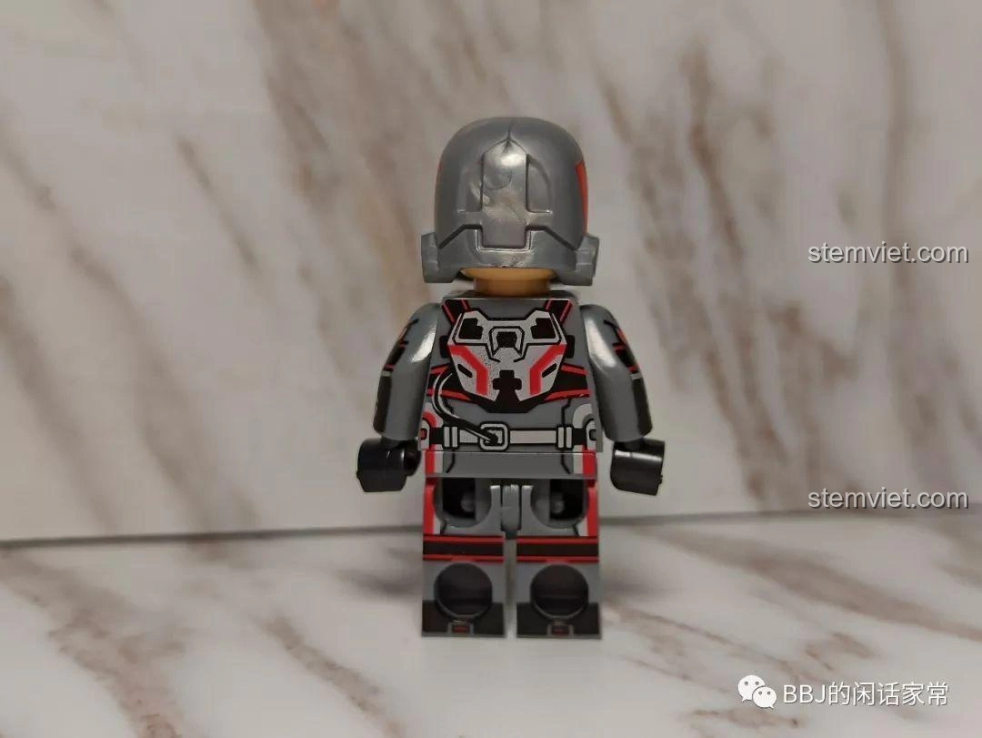 Mặt sau của minifigure Hank Pym Quantum Suit, cho thấy các chi tiết in ấn trên lưng và chân của bộ giáp.