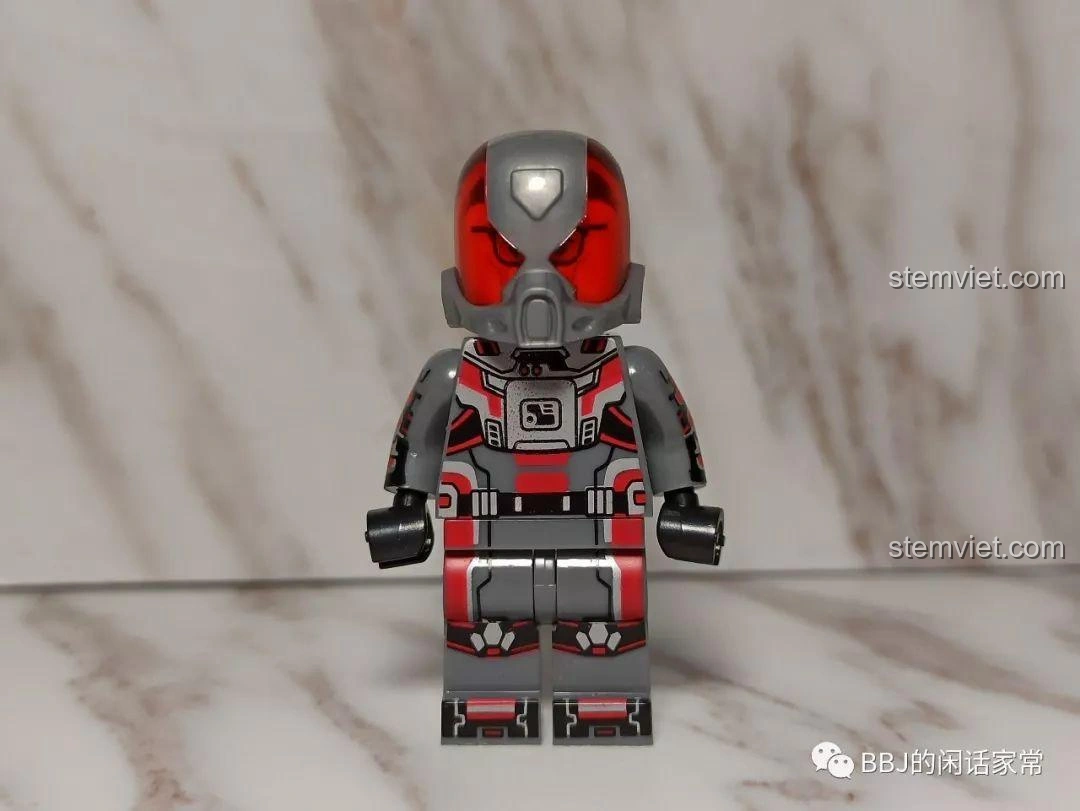 Minifigure Hank Pym trong bộ Quantum Suit từ XINH X0224 Ant-Man 2, thiết kế giáp đỏ xám chi tiết, mũ bảo hiểm ấn tượng.