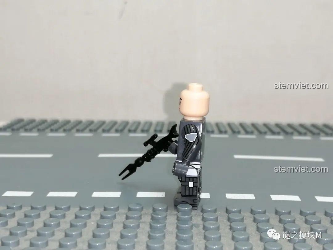 Minifigure Heavy Infantry Mandalorian WM6094 cầm súng, thể hiện tư thế sẵn sàng chiến đấu.