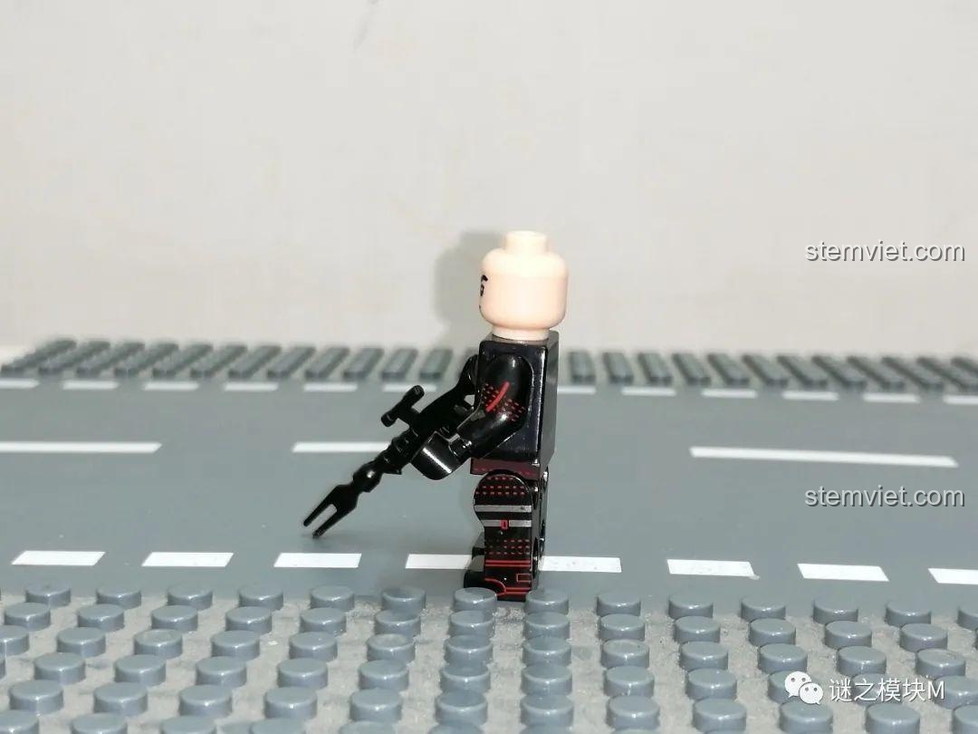 Cận cảnh bộ giáp của Minifigure Heavy Infantry Mandalorian WM6094, với các họa tiết và màu sắc độc đáo.