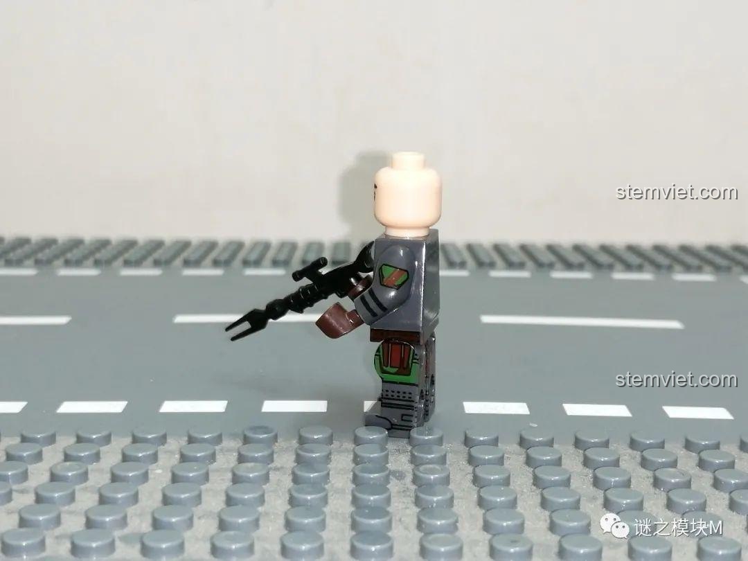 Minifigure Heavy Infantry Mandalorian WM6094 với vũ khí đi kèm.