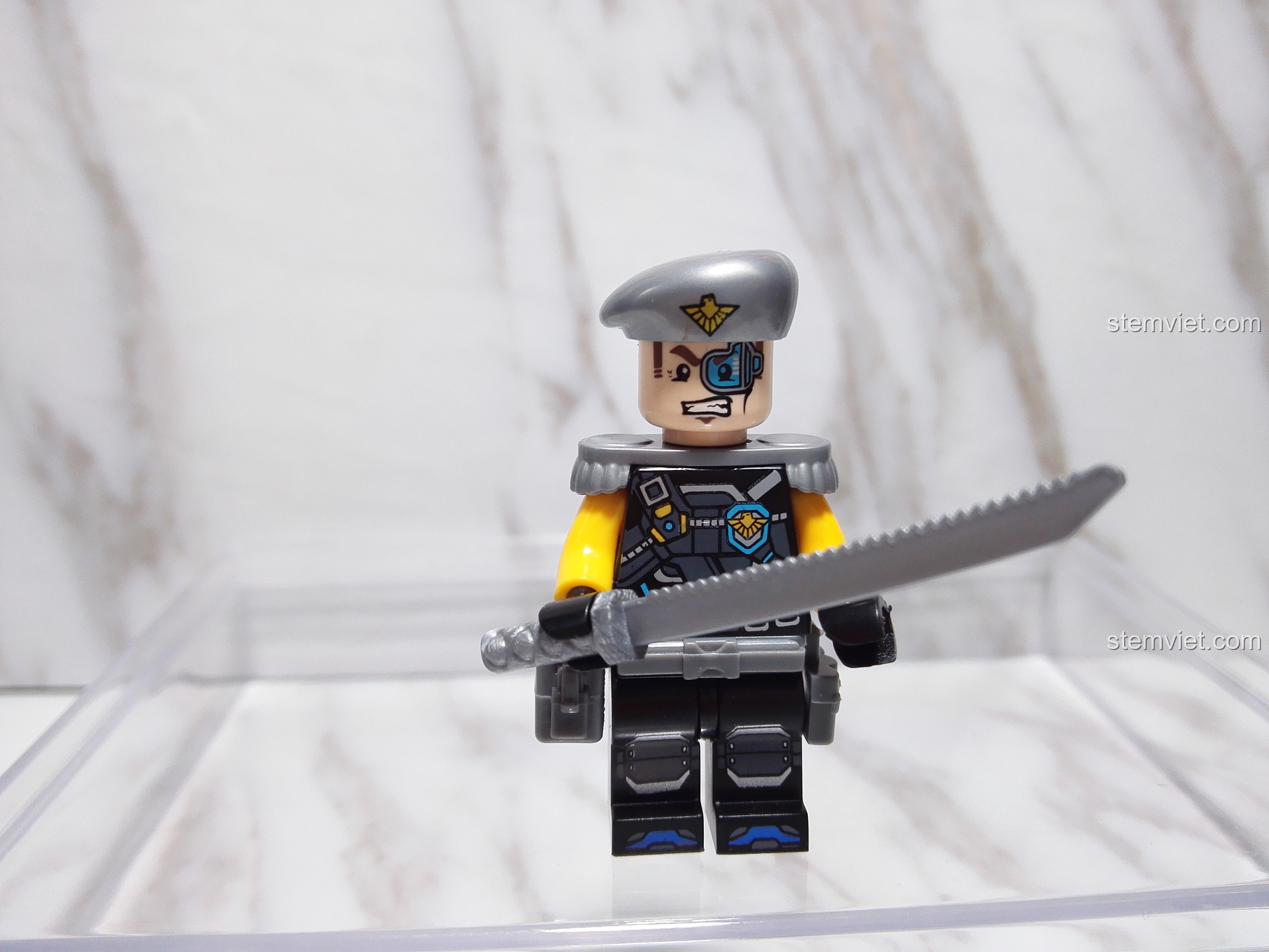 Minifigure Henry được trang bị đầy đủ mũ, giáp và vũ khí là thanh đao răng cưa trong bộ QMAN 2706.