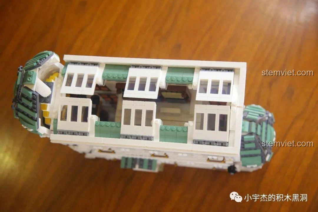 Các nhân vật minifigure của bộ MORK 032101 Ngân hàng Gringotts đã hoàn thành, sẵn sàng chơi.