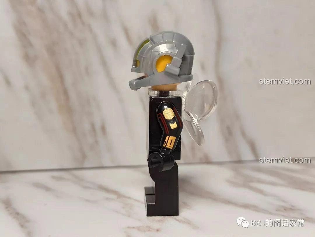 Mặt sau của minifigure Hoàng Nữ phiên bản đen, thể hiện chi tiết in ấn trên lưng áo.