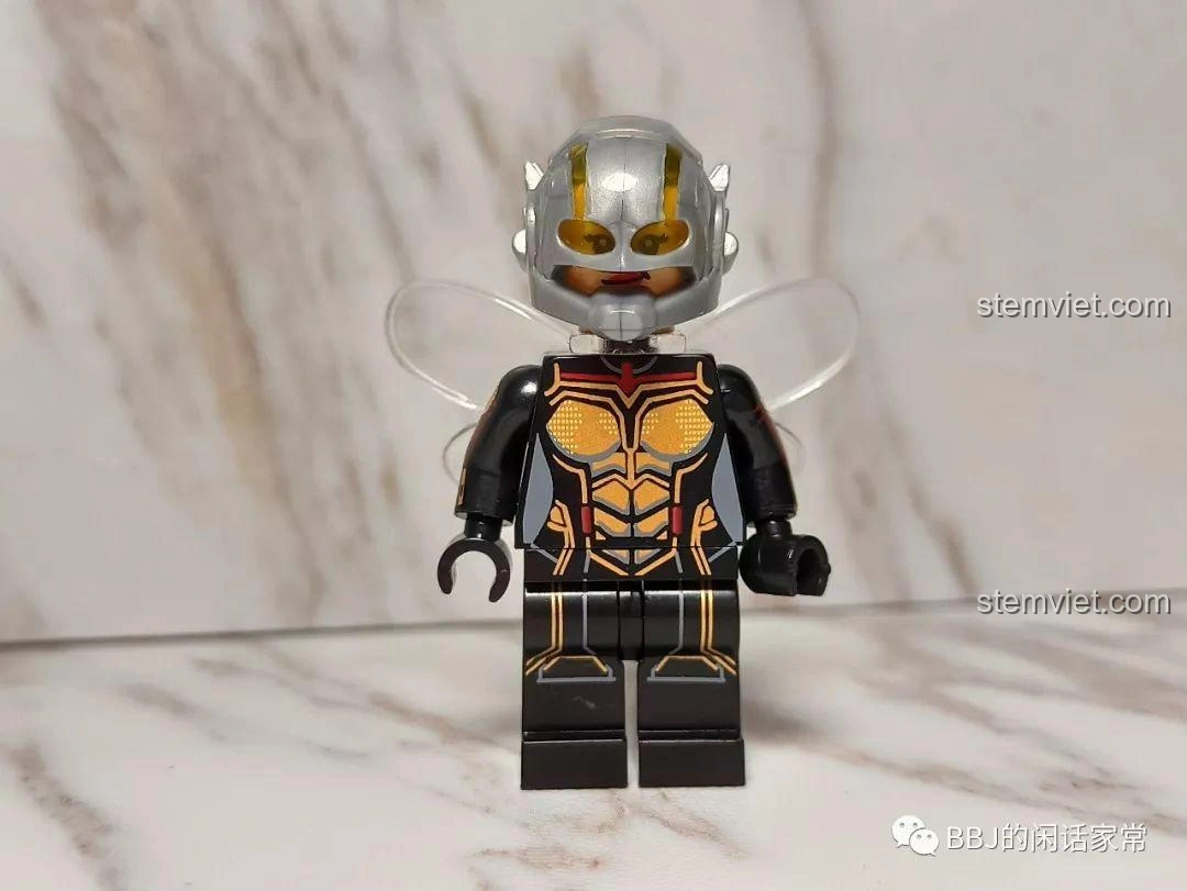 Minifigure Hoàng Nữ phiên bản đen từ XINH X0224 Ant-Man 2, với trang phục đen và chi tiết đỏ, kèm vũ khí.
