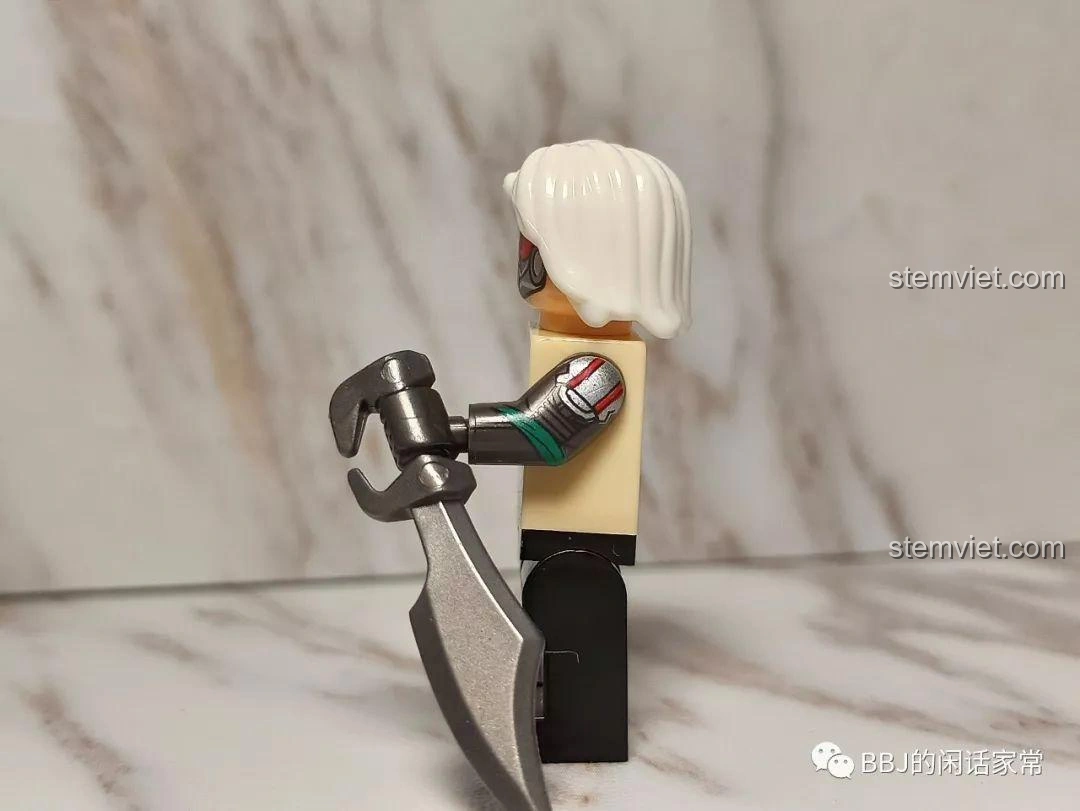 Góc nghiêng của minifigure Hoàng Nữ đời đầu, làm nổi bật đôi cánh trong suốt và chi tiết tay áo.