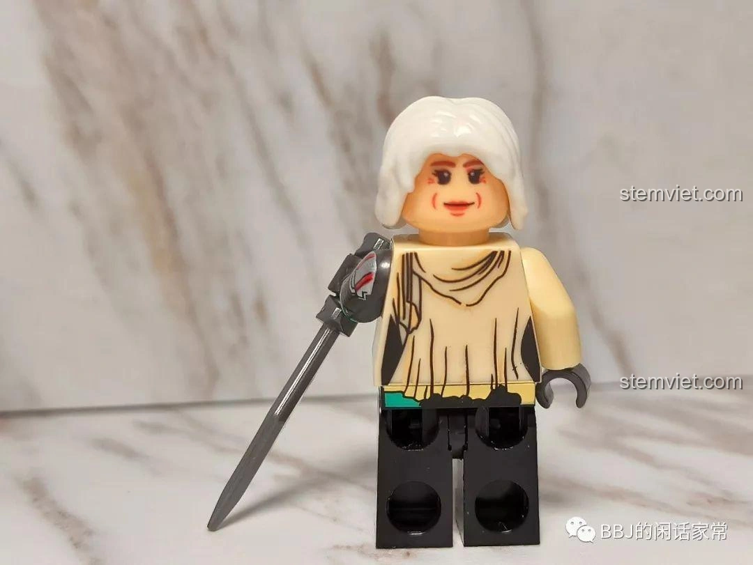 Mặt sau của minifigure Hoàng Nữ đời đầu, thể hiện chi tiết in ấn trên lưng và đôi cánh.